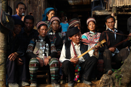 Members of the Hani ethnic group in Puchun village in Yunnan province's Honghe county, Honghe Hani and Yi autonomous prefecture, sing their polyphonic folk songs, which are listed as national intangible cultural heritage. (Wang Kaihao/China Daily)