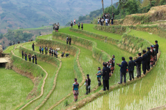 Members of the Hani ethnic group in Puchun village in Yunnan province's Honghe county, Honghe Hani and Yi autonomous prefecture, sing their polyphonic folk songs, which are listed as national intangible cultural heritage. (Wang Kaihao/China Daily)