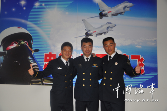 Jiang Tao, centre, with two other pilots. (Photo/navy.81.cn)
