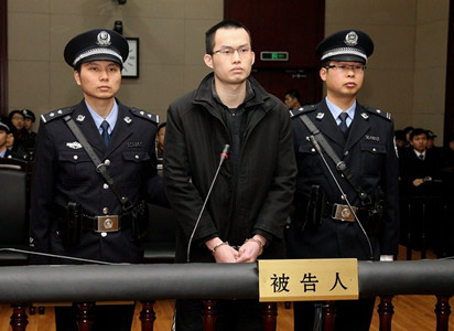 A file photo on Jan. 8 shows Lin Senhao in court where he heard that his appeal against a death sentence for murdering his roommate at Fudan University on April Fools Day in 2013 had been rejected. Lins lawyers said they will appeal the verdict at the Supreme Peoples Court. (Photo/Xinhua)