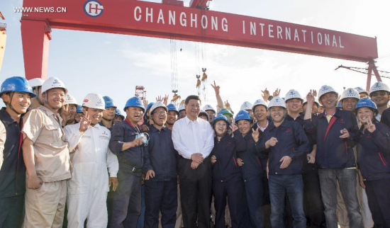 Chinese President Xi Jinping poses for photos with workers of Changhong international ship building and repairing co. ltd. in east China's Zhejiang Province, May 25, 2015. Xi had an inspection tour in Zhejiang Province from May 25 to 27. (Xinhua/Xie Huanchi) 