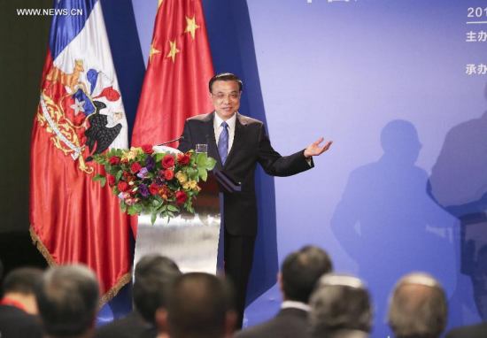 Chinese Premier Li Keqiang addresses the opening of an economic and trade seminar marking the 45th anniversary of the establishment of China-Chile diplomatic relations and the seventh meeting of the China-Chile Business Council in Santiago, capital of Chile, May 26, 2015. (Xinhua/Ding Lin)