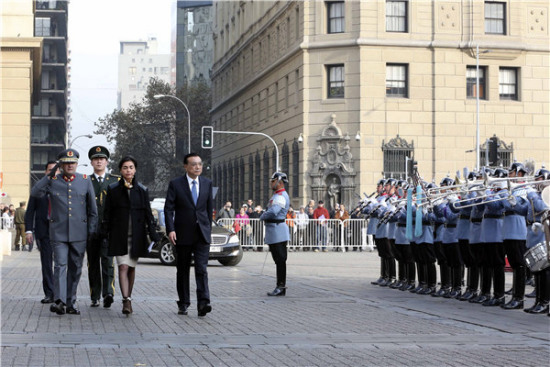 Chinese Premier Li Keqiang (3rd L front) attends a welcoming ceremony held by Chilean President Michelle Bachelet in Santiago, capital of Chile, May 25, 2015. The two leaders also watched a parade of honor guards.(Photo/english.gov.cn)