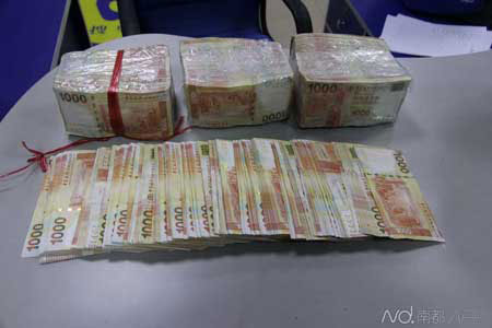 3.65 million HK dollars worth of ransom money paid in a kidnapping case in Hong Kong is recovered in Shenzhen, Guangdong Province, on May 16, 2015. (Photo/South China Metropolitan Daily)