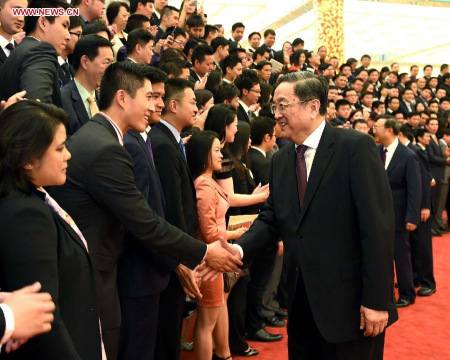 Yu Zhengsheng (R, front), chairman of the National Committee of the Chinese People's Political Consultative Conference, meets with representatives attending the Discovery Trip to China for Eminent Young Overseas Chinese 2015 and poses for a group photo with them in Beijing, capital of China, May 28, 2015. (Xinhua/Rao Aimin)