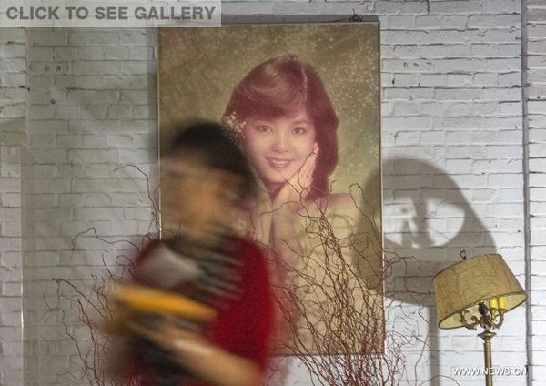 A tourist visits the Teresa Teng Museum in Kaohsiung, southeast China's Taiwan, May 5, 2015. Superstar Teng had enjoyed popularity in east Asia for more than three decades. After selling millions of records, the pop singer retired in France in the early 1990s and died in 1995. (Photo: Xinhua/Cai Yang)