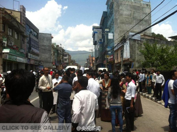 Residents gather on the street after a 7.5-magnitude earthquake in Kathmandu, Nepal, May 12, 2015. The quake struck Nepal on Tuesday, less than three weeks after an earthquake damaged large areas of the nation. (Photo: Weibo of China Central Television)