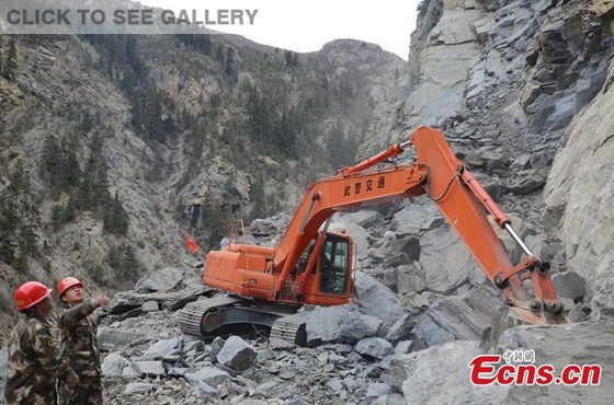 Paramilitary rescuers repair national highway No. 318 cut by landslides in Southwest China's Tibet autonomous region, May 12, 2015. The highway is a major link connecting Sichuan province and the autonomous region. (Photo/CFP)