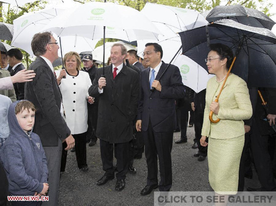 Chinese Premier Li Keqiang (2nd R) and his wife, Prof. Cheng Hong (1st R), in the company of Irish Prime Minister Enda Kenny (3rd R) and his wife Fionnuala O'Kelly, visit Garvey's Farmhouse, a typical Irish family-run cow farm in Shannon, Ireland, May 17, 2015.(Photo: Xinhua/Huang Jingwen)