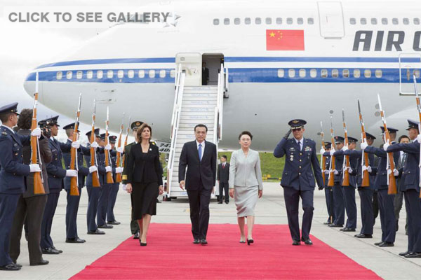 Premier Li Keqiang arrived in Bogota, the capital of Colombia, to start his official visit to the country on May 21. The Premier said that China is willing to work together with Colombia to strengthen cooperation focusing on infrastructure construction, product capacity, equipment manufacturing and agriculture. (Photo/english.gov.cn)