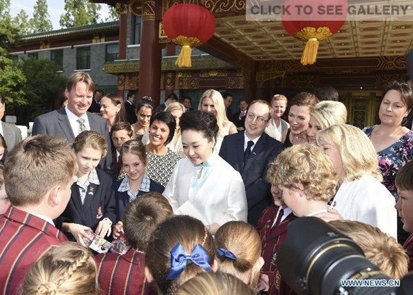 Peng Liyuan (C), Chinese President Xi Jinping's wife, meets with Australian youngsters from Tasmania at the Diaoyutai State Guesthouse in Beijing, China, May 21, 2015. (Photo: Xinhua/Xie Huanchi)