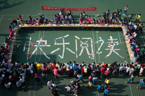 Pupils in Shenglilu Primary School exchange books on March 31 (XINHUA) Pupils in Shenglilu Primary School exchange books on March 31 (XINHUA)