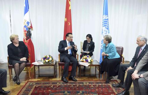 Accompanied by Chilean President Michelle Bachelet (left), Chinese Premier Li Keqiang meets with Alicia Barcena (right), Executive Secretary of the United Nations Economic Commission for Latin America and the Caribbean, in Santiago, Chile, on May 25 (XINHUA)