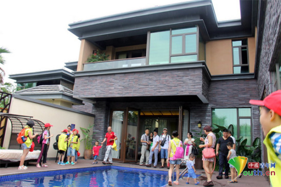 Children are taken to an expensive villa for a wealth education visit. (Photo/Youth.cn)