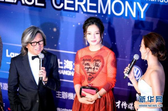 Chinese actress Zhao Wei (center) and director Peter Chan at the 16th Huading Awards in Hong Kong on May 31. (Photo/Xinhua)