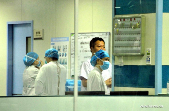 Medical staff members are seen at Huizhou People's Hospital in Huizhou, south China's Guangdong Province, June 1, 2015.  (Xinhua/Huang Guobao) 