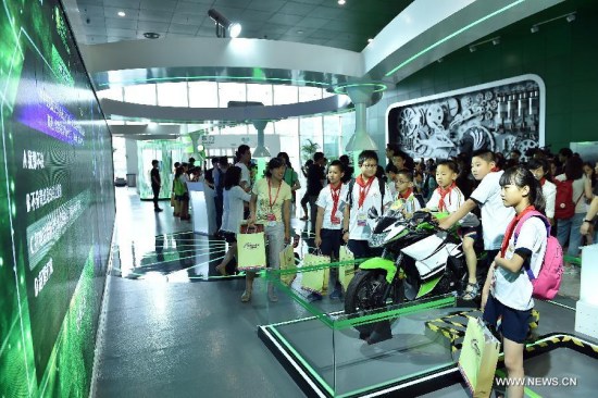 Representatives of primary school students visit China cybersecurity popular science base for youngsters after the opening ceremony of the 2nd China Cybersecurity Week in Beijing, capital of China, June 1, 2015. (Xinhua/Li Xin)