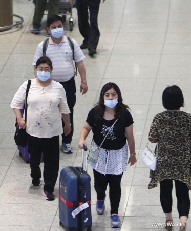 Passengers wearing masks leave Incheon International Airport in Incheon, South Korea, on May 30, 2015. (Xinhua/Yao Qilin)