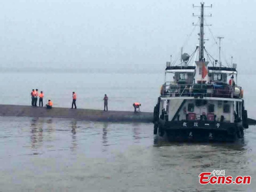 Rescuers work near the ship sinking site in the Jianli section of the Yangtze River in central China's Hubei province June 2, 2015. A passenger ship carrying 458 people sunk Monday night in the Yangtze River, China's longest. (Photo: China News Service/ Ai Qiping)