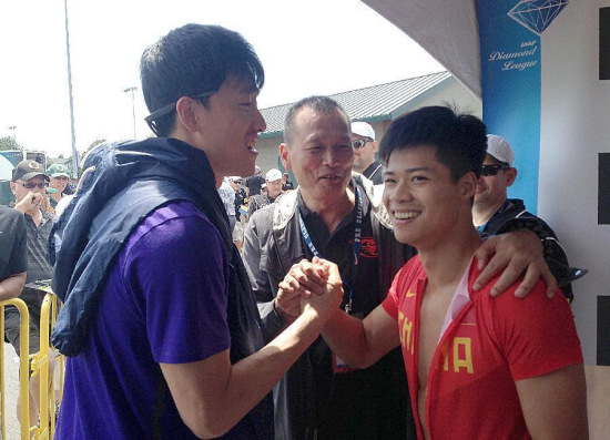 Liu Xiang (L) congratulate Su Bingtian after the race. Su has come in third with a run of 9.99 seconds in the men's 100 meters at a Diamond League event in the United States. The 24-year-old is now the first from Asia to break the 10 second barrier in the 100-meters.(Photo/Xinhua)