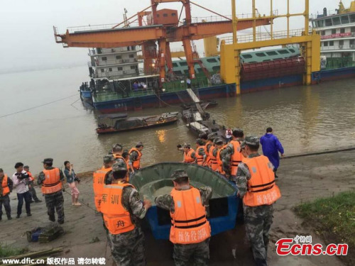 Rescuers work at the ship sinking site in the Jianli section of the Yangtze River in central China's Hubei Province June 2, 2015. A passenger ship carrying 458 people sunk Monday night in the Yangtze River, China's longest. (Photo/IC)