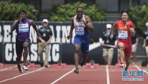 Su Bingtian (R) competes during the men's 100 meters at a Diamond League event in the United States on Saturday, May 30, 2015. Su has come in third with a run of 9.99 seconds in the men's 100 meters at a Diamond League event in the United States. The 24-year-old is now the first from Asia to break the 10 second barrier in the 100-meters.(Photo/Xinhua)