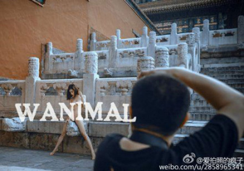 A nude photo taken in the Forbidden City. (Photo/Weibo)