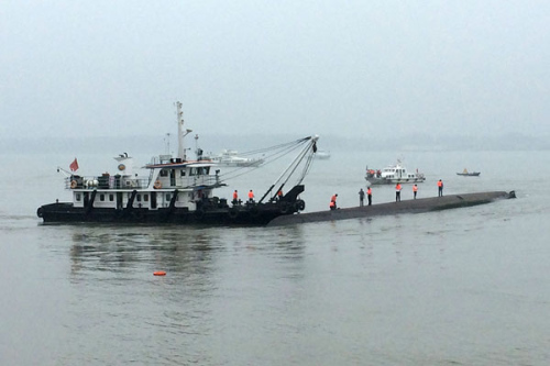 Rescue operation is under way. (Photo/Xinhua)