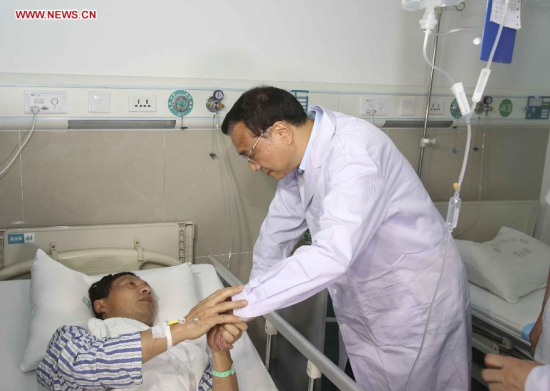Chinese Premier Li Keqiang calls upon survivors of the overturned ship at a hospital in Jianli County, central China's Hubei Province, June 2, 2015. (Xinhua/Ding Lin)