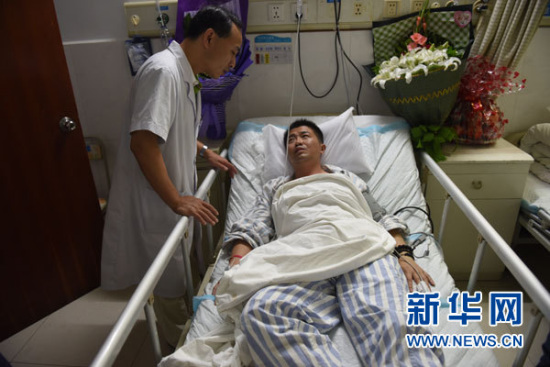Zhang Hui receives treatment in a hospital of Yueyang city on June 2, 2015.(Photo/Xinhua)