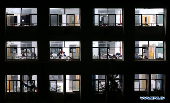 Students study to prepare for the national college entrance exams due early next month, at Lianyungang High School in Lianyungang, a port city in east China's Jiangsu Province, May 18, 2015. (Xinhua/Wang Jianmin)