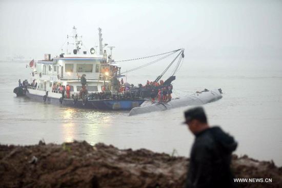 Rescuers search for survivors at the site of the overturned passenger ship in the Jianli section of the Yangtze River in central China's Hubei Province, June 2, 2015.(Photo/Xinhua) 