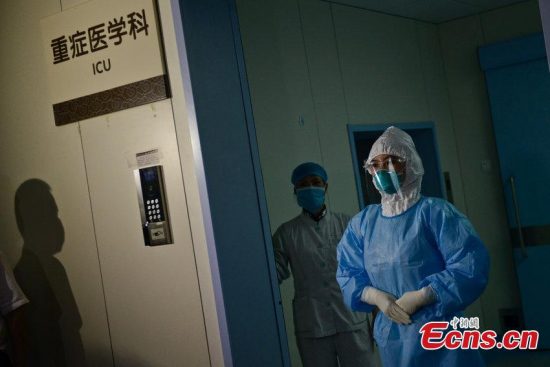 Doctors and nurses take turns to work in the ICU of Huizhong Central People��s Hospital in Huizhong city, South China��s Guangdong province, June 1, 2015. Medical staff are working on six shifts a day to provide 24-hour close monitoring of a patient with Middle East Respiratory Syndrome (MERS). (Photo/CFP)