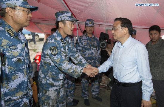 Chinese Premier Li Keqiang (R Front) visits divers searching for survivors at the site of overturned ship in the Jianli section of the Yangtze River in central China's Hubei Province, June 3, 2015. (Xinhua/Huang Jingwen)