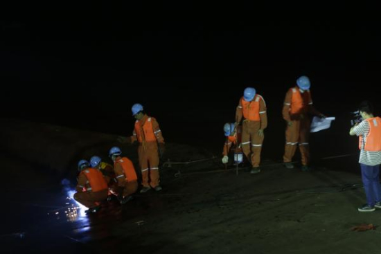 Xinhua reports the cutting work is continuing. Rescuers will create a 55cm-60cm opening on the ship's bottom for divers to gain access. [Photo/thepaper.cn]