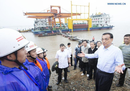 Chinese Premier Li Keqiang (R Front) visits rescuers at the site of overturned ship in the Jianli section of the Yangtze River in central China's Hubei Province, June 3, 2015. (Xinhua/Huang Jingwen)