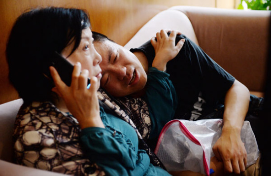 Relatives of passengers aboard the Eastern Star wait for information in the office building of the Shanghai Xiehe Travel Agency. (Lai Xinlin/For China Daily)