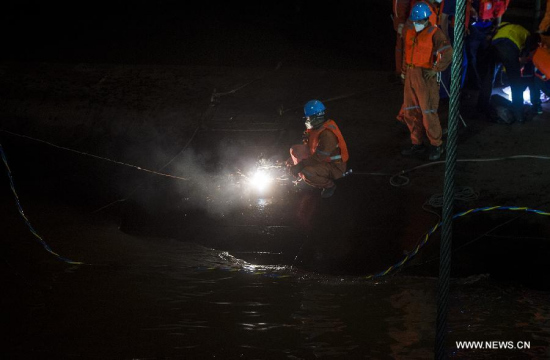 Rescue workers are cutting into the hull of the cruise ship Eastern Star that capsized late on Monday in the Jianli section of the Yangtze River in central China's Hubei Province, June 3, 2015. Rescuers have only found 14 survivors, and so far have retrieved 26 bodies, leaving over 400 people still unaccounted for. (Xinhua/Xiao Yijiu)