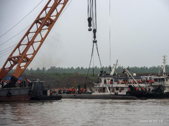 Rescuers prepare for the salvage operation for the cruise ship Eastern Star that capsized late on Monday in the Jianli section of the Yangtze River in central China's Hubei Province, June 3, 2015. (Photo: Xinhua/Xiao Yijiu)