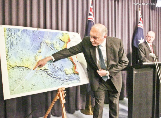 Australian Deputy Prime Minister Warren Truss (L) attends the press conference in Canberra, capital of Australia, Aug. 6, 2014. Australia has awarded a contract to Fugro Survey Pty Ltd. (Fugro) to conduct a search of the southern Indian Ocean sea floor for missing Malaysia Airlines flight MH370, the Joint Agency Coordination Center for the search of MH370 said on Wednesday. (Xinhua/Jin Linpeng)