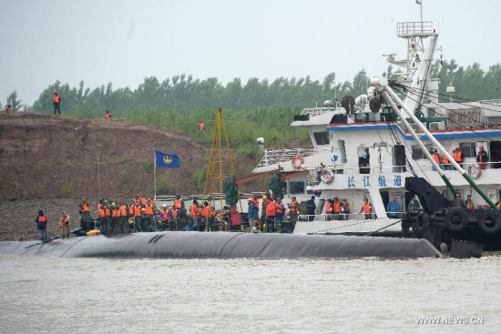 Rescuers work at the site of the overturned ship in the Jianli section of the Yangtze River, central China's Hubei Province, June 3, 2015. (Photo: Xinhua/Cheng Min)