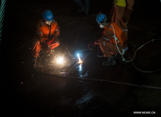 Rescue workers are cutting into the hull of the cruise ship Eastern Star that capsized late on Monday in the Jianli section of the Yangtze River in central China's Hubei Province, June 3, 2015. Photo: Xinhua/Xiao Yijiu))