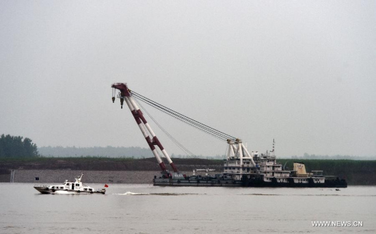 A crane vessel waits for rescue work near the site of capsized passenger ship Eastern Star on the section of Jianli of the Yangtze River, central China's Hubei Province, June 4, 2015. (Xinhua/Li Ga)