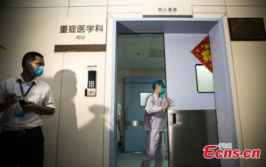 Doctors and nurses take turns to work in the ICU of Huizhong Central Peoples Hospital in Huizhong city, South Chinas Guangdong province, June 1, 2015. Medical staff are working on six shifts a day to provide 24-hour close monitoring of a patient with Middle East Respiratory Syndrome (MERS). (Photo/CFP)