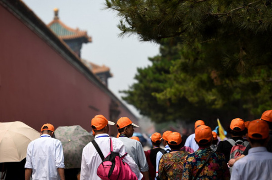 Crowds of tourists visit the Palace Museum. (Photo/Xinhua)
