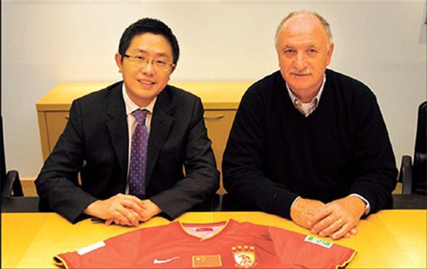Guangzhou Evergrande Group Vice President Liu Yongzhuo poses with Brazilian coach Luiz Felipe Scolari. 