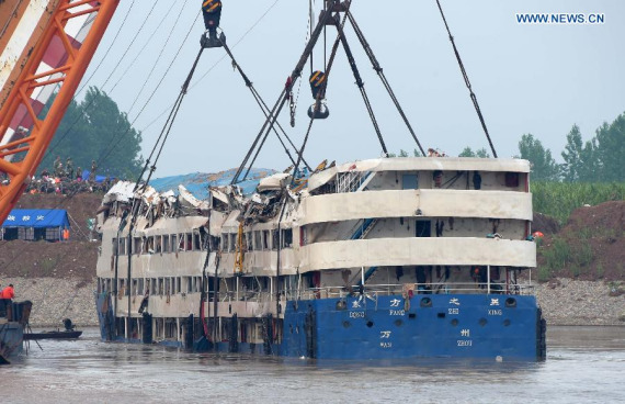Photo taken on June 5, 2015 shows the capsized cruise ship Eastern Star being hoisted in the Jianli section of the Yangtze River, central China's Hubei Province. The cruise ship that capsized in the Yangtze River on Monday night carrying 456 people is being hoisted from the river after rescuers righted it on Friday morning. (Xinhua/Cheng Min)