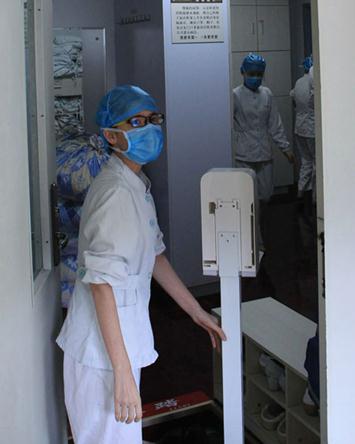 A medical worker transports a device on Thursday at a hospital where a South Korean patient with Middle East respiratory syndrome is quarantined and being treated in Huizhou, Guangdong province. (CHina Daily/Zou Zhongpin)