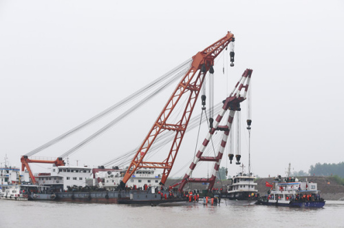 A salvage barge joins the rescue work at the site of the capsized ship Eastern Star on Thursday. (Feng Yongbin/China Daily)