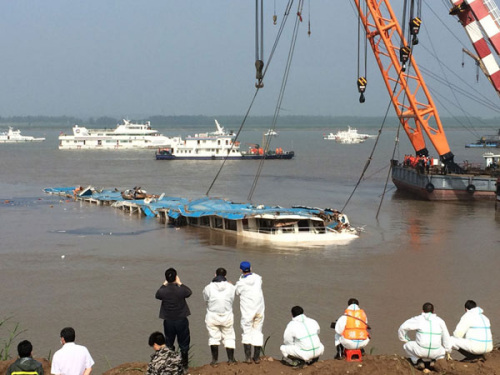 The search and rescue team has righted the capsized cruise ship in the Yangtze River on Friday morning. (Photo by Chen Zhuo/for China Daily)